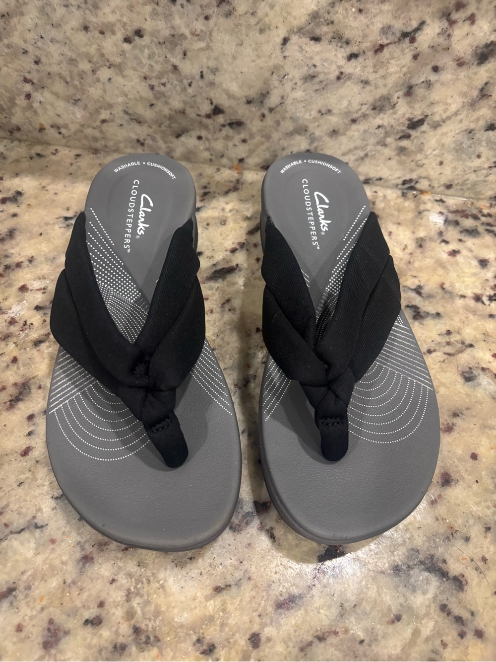Cloudsteppers By Clarks Arla Glison Women Flip Flop 5M BlackSlip On sandal NEW - Picture 2 of 3